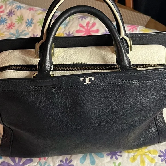 👜 😍ToryBurch black and white Leather satchel